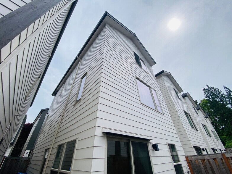 Building Photo - 3942 SE Gladstone St