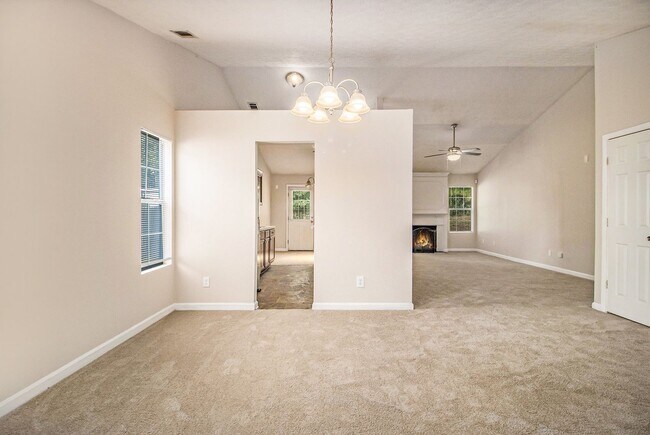 Building Photo - 3 Bedroom 2 Bathroom House