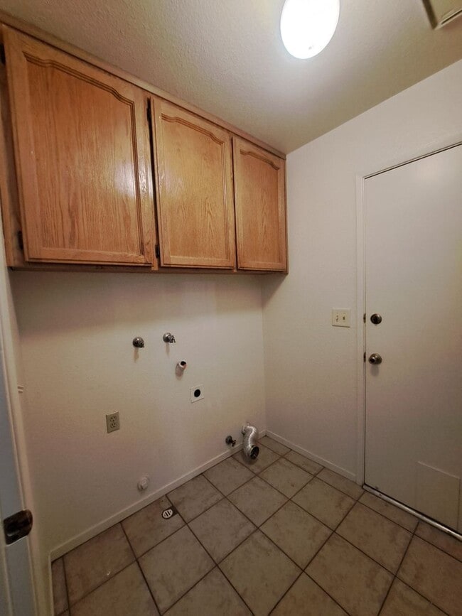 Building Photo - Single Level 3 Bedroom Home Ready to Move in!