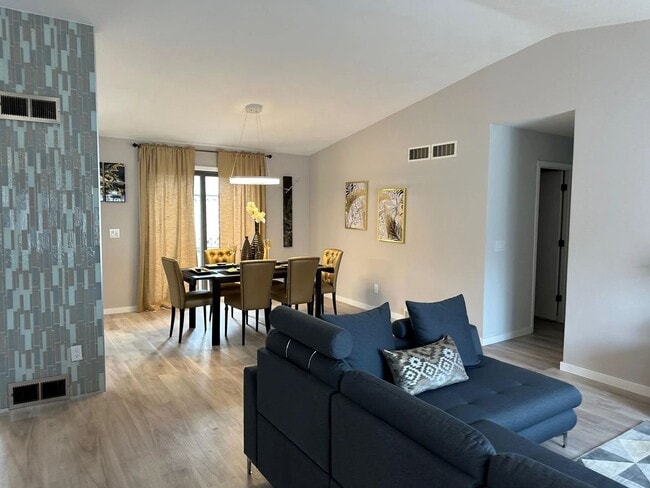 Building Photo - Lower Level Bedroom w/ Private Bathroom Fo...