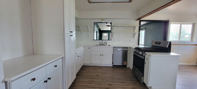 Building Photo - 655 3rd St