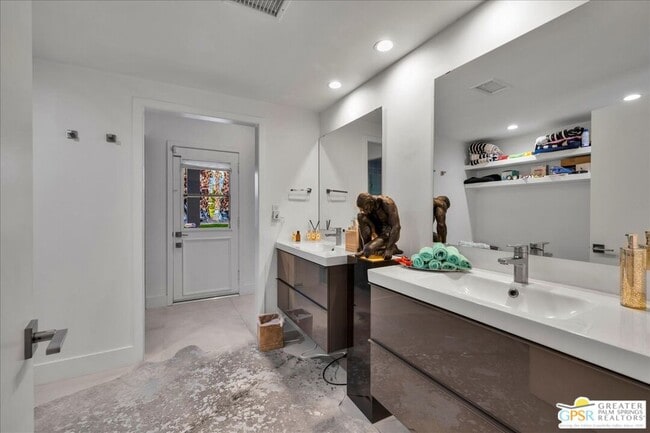 Building Photo - 605 E Sierra Way