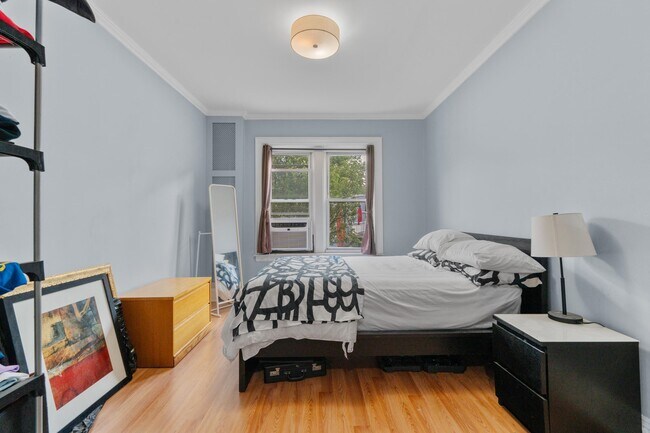 Building Photo - 122 W 39th St