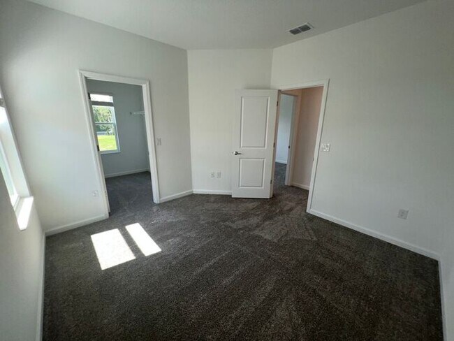 Building Photo - Nearly New 4 bedroom 2.5 bath St. Cloud ho...