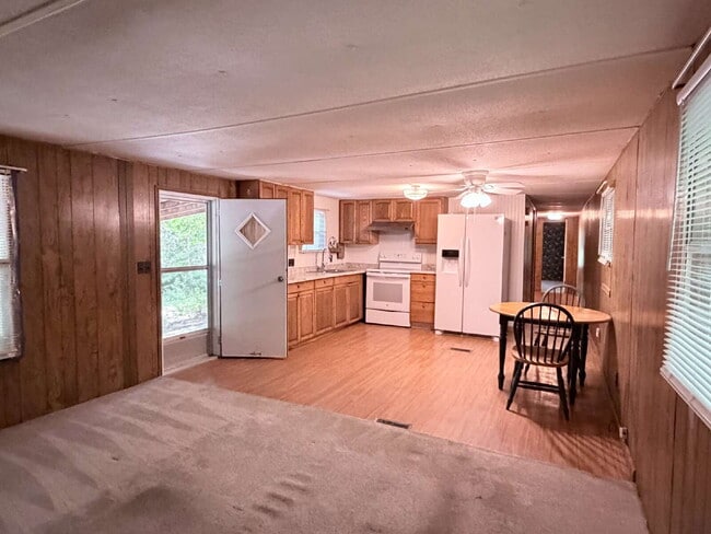 Building Photo - Affordable 3BR Home in Peaceful Hicks Lake Community