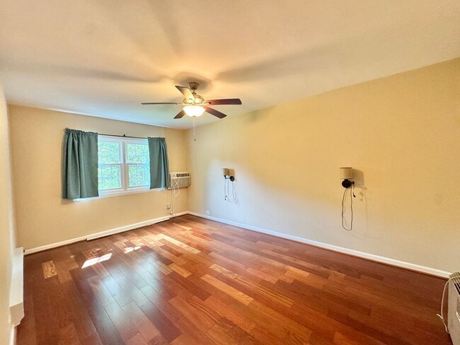 Building Photo - ALEXANDRIA - CLOSE TO PENTAGON - 5 MIN WAL...