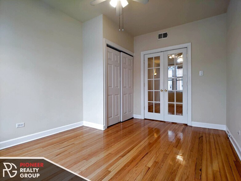 Building Photo - 531 W Aldine Ave