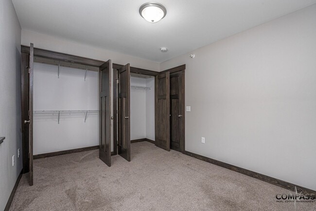 Building Photo - SPACIOUS AND MODERN TOWNHOME