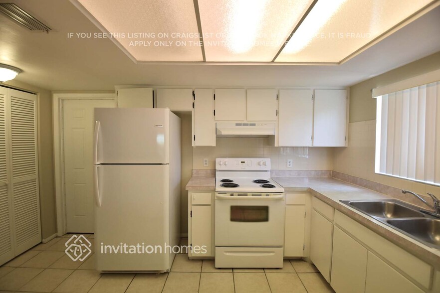Building Photo - 2501 E Timberlane Dr