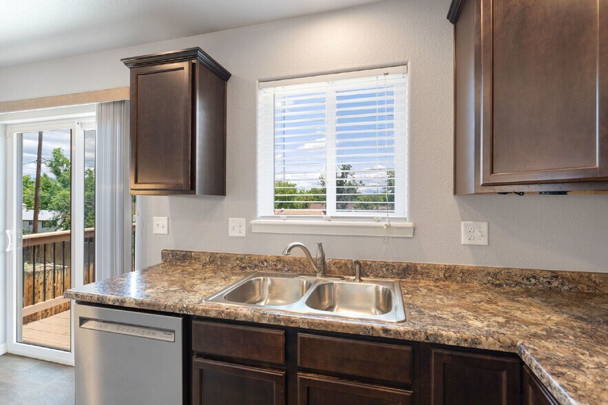 Building Photo - Spacious 4-Bed Home Minutes from Fort Cars...