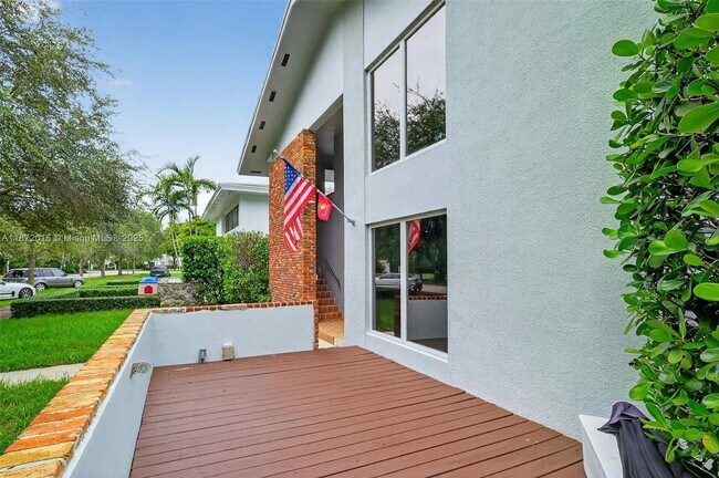 Building Photo - 537 Menendez Ave