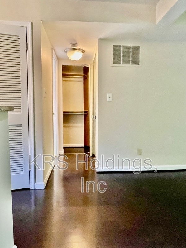 Building Photo - 1305 E Abingdon Dr