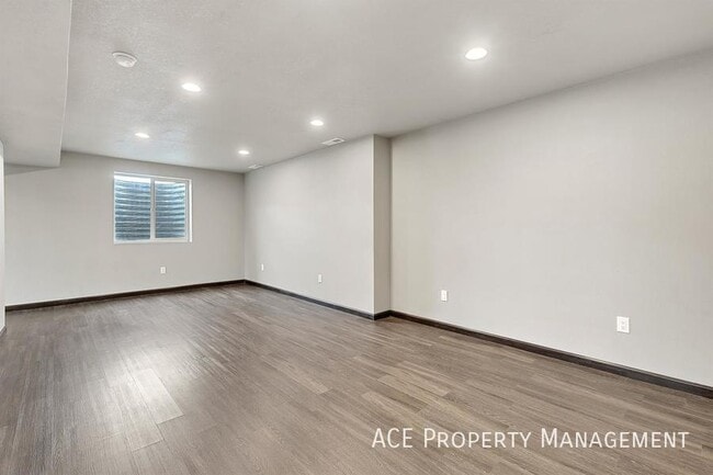 Building Photo - 513 Pride Ct