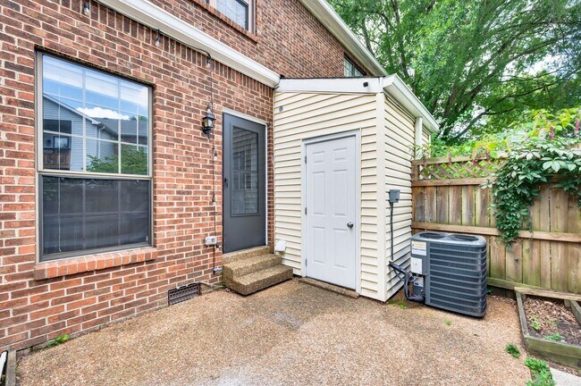 Building Photo - Awesome updated 2BR/1.5BA townhome in Bell...