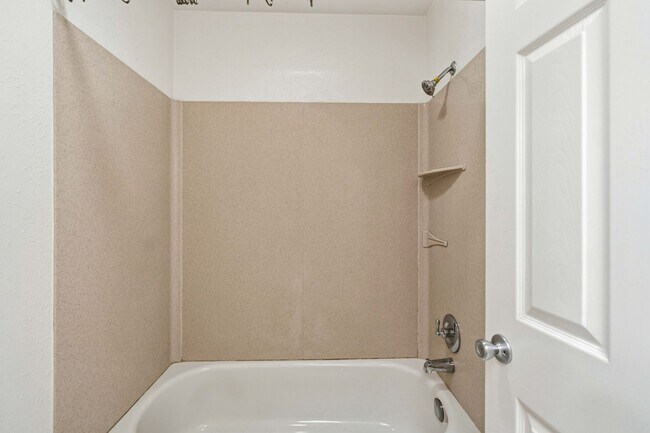 Building Photo - 2025 Sweetwater Dr