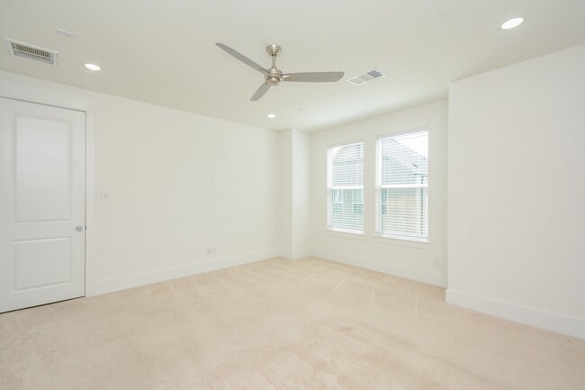 Building Photo - 310 Cyclamen St