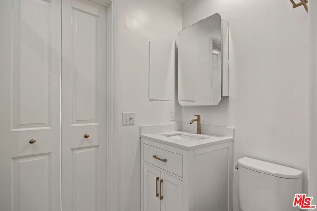 Building Photo - 450 Smithwood Dr