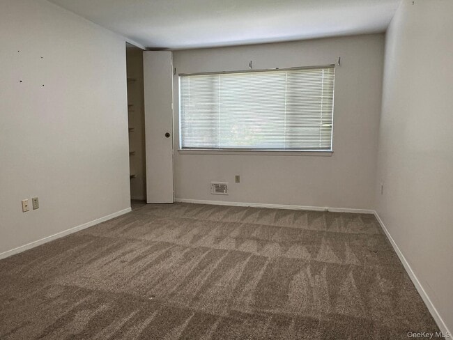 Building Photo - 1006 Holly Walk