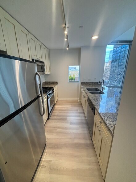 Building Photo - 751 S Clark St
