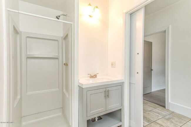 Building Photo - Students Welcome great 4 Bedroom House