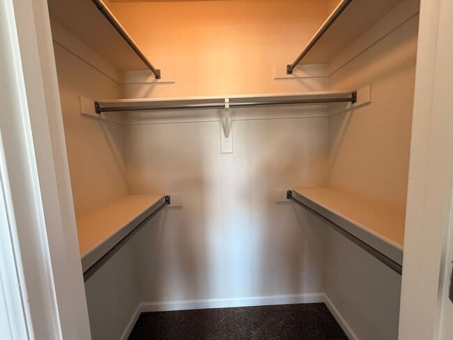 Building Photo - 4 Bedroom, 3.5 Bathroom Townhome in Cheyen...