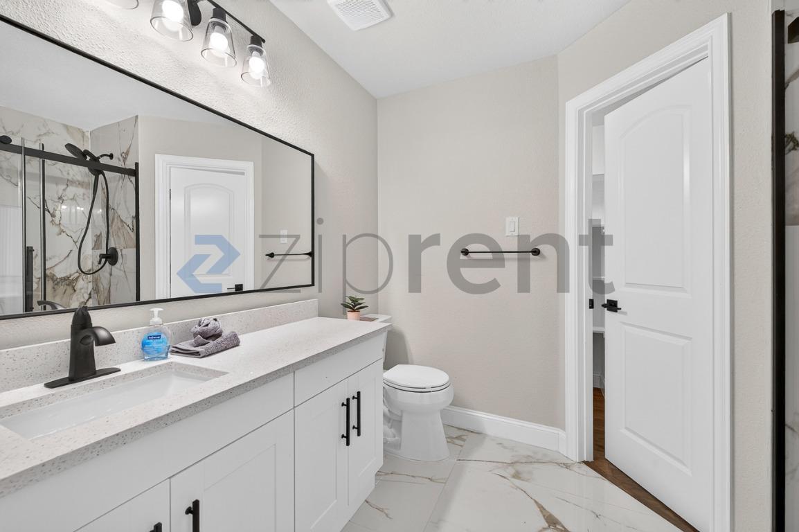 Building Photo - Unit