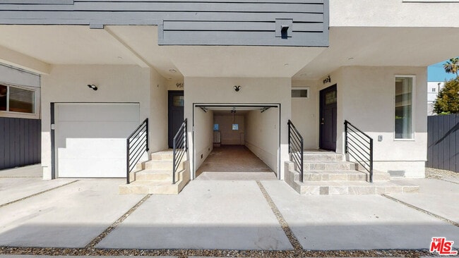 Building Photo - 953 N Mariposa Ave