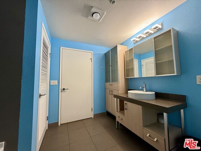 Building Photo - 1234 Wilshire Blvd