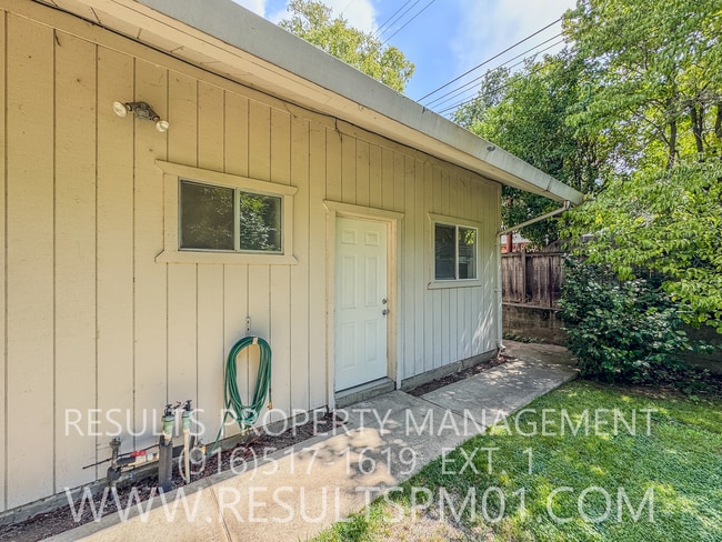 Building Photo - Adorable 2 Bedroom Charmer