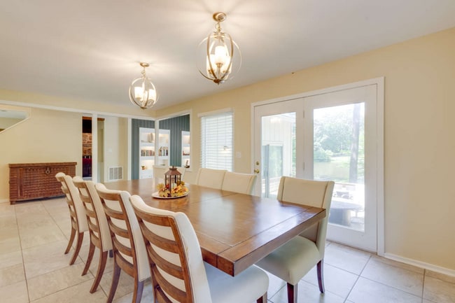 Building Photo - Kerry Lake