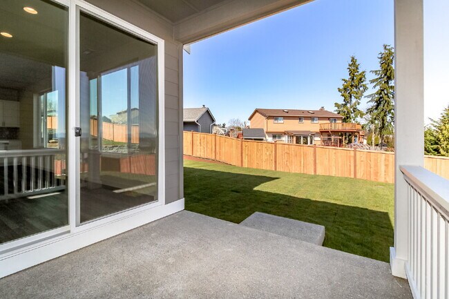 Building Photo - Scenic Auburn Living with Modern Comfort & Easy Seattle/Tacoma Access