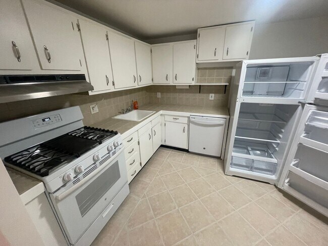 Building Photo - Quiet Corner Apartment in the Heart of Salem