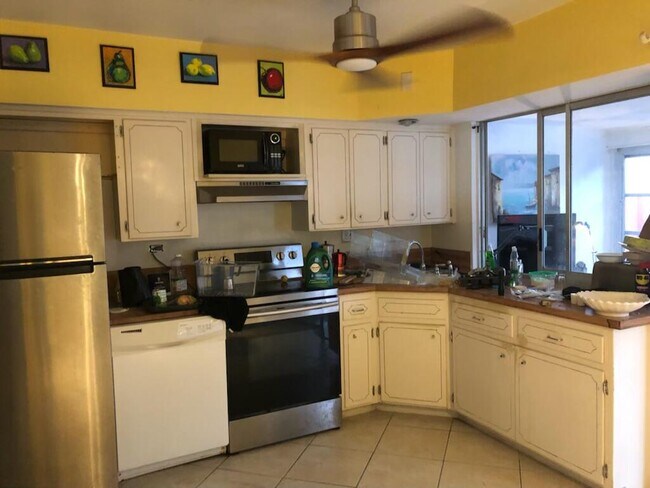 Building Photo - 2161 NE 51st Ct