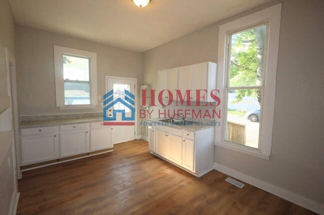 Building Photo - Two Bedroom House | Garage