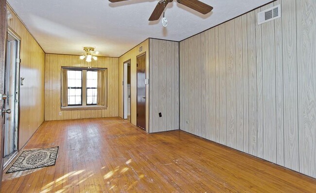 Building Photo - 2442 Oates Dr