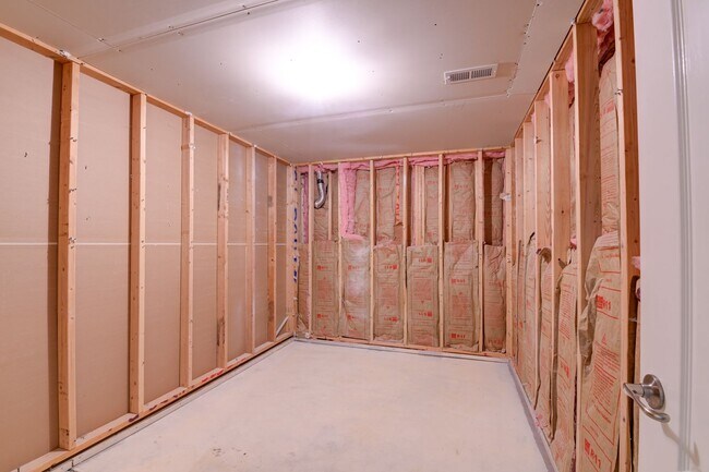Building Photo - Ranch style home with 6 Bedrooms - 3 Bathrooms - 2 Car Garage - $2,650!