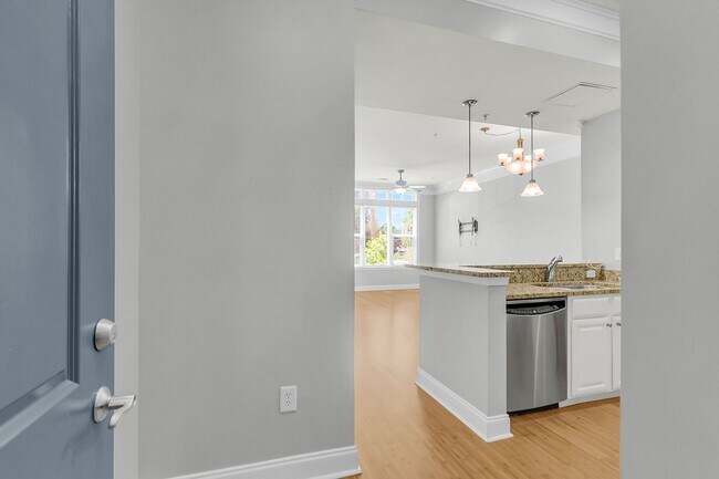 Building Photo - 200 River Landing Dr