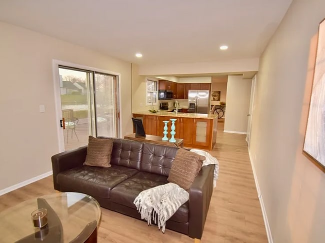 Building Photo - 641 White Ct