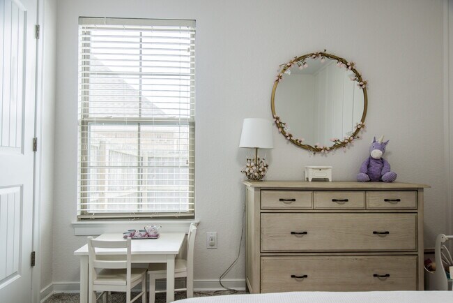 Building Photo - 3960 W Mountain View Dr