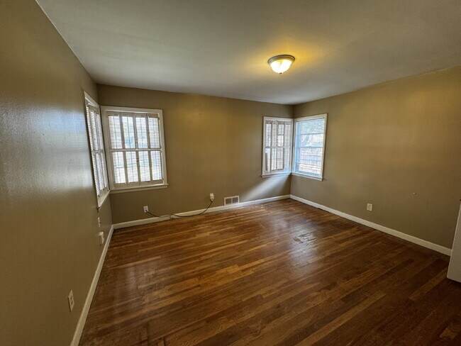 Building Photo - Stunning 3 Bedroom Home Located in the Medical District