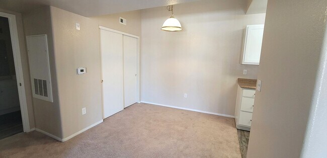 Building Photo - GATED SEVEN HILLS 1 BED/1 BATH CONDO