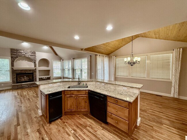 Building Photo - Gorgeous 4 Bedroom Townhome located in Gated Broadmoor Community