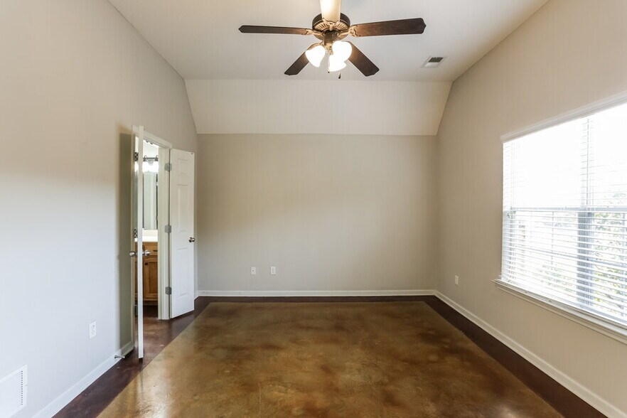 Building Photo - 3044 Magnolia Dr