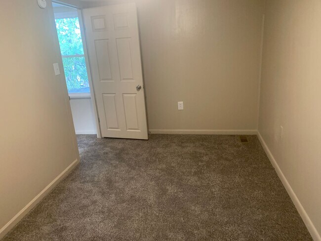 Building Photo - Spacious Renovated 5 Bed 1.5 Bath House- Y...