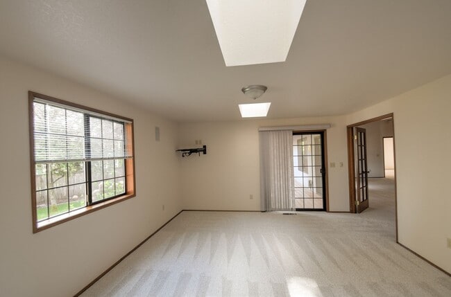 Building Photo - Rent 3 bed property for $2750 per month