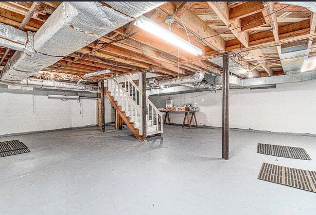 Building Photo - 1205 W Oak Ave