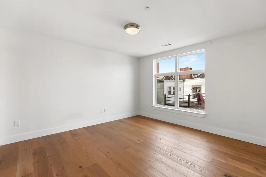 Building Photo - 250 Meridian St