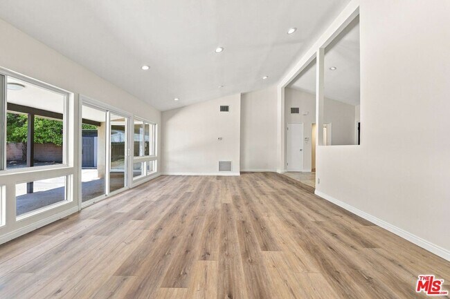 Building Photo - 15920 Gledhill St