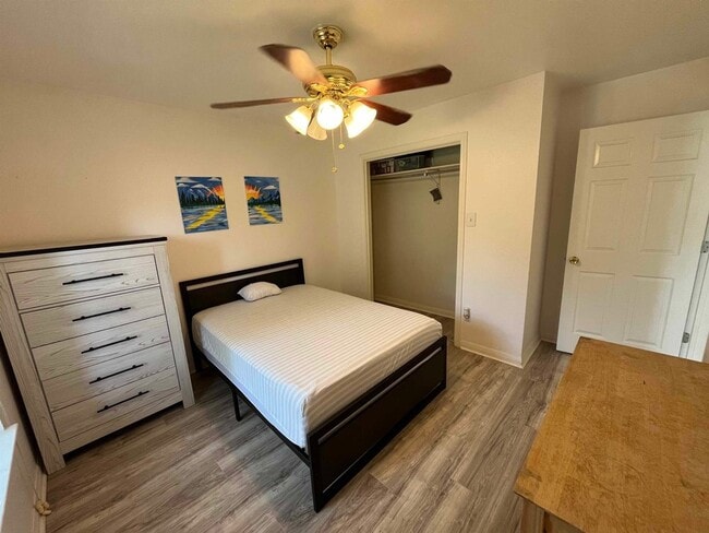 Building Photo - 116 River Knoll