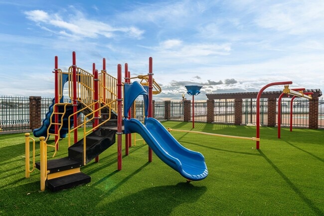 Building Photo - 144 Cherry St